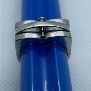 🧶 Silver coloured ring.